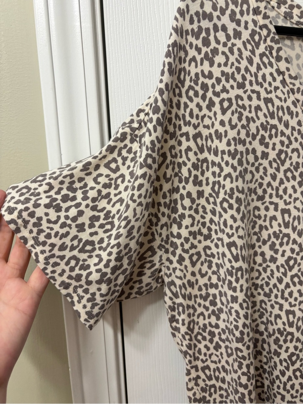 American Eagle Soft & Sexy Leopard Print V-Neck Top Women’s Size Medium - Picture 3 of 6